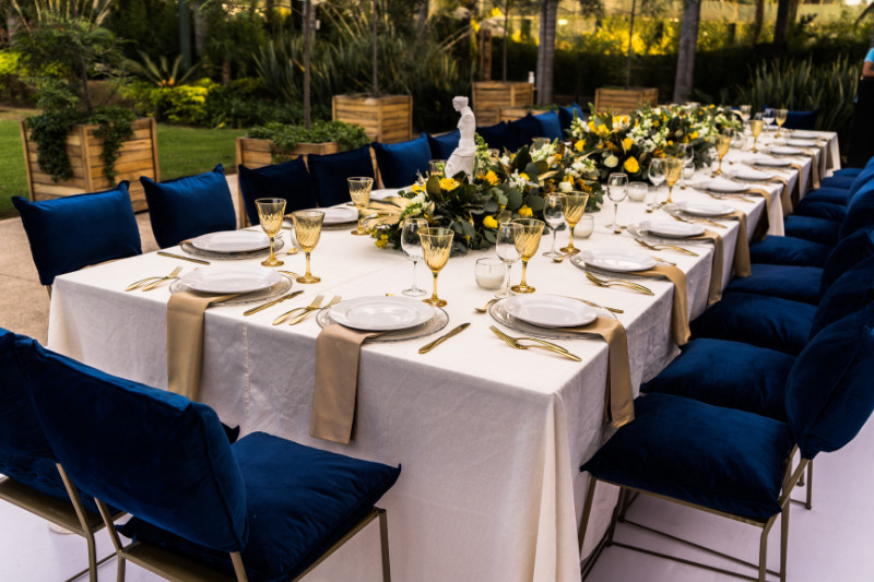 פתרון מושלם לכל אירוע – השכרת כסאות ושולחנות בהתאמה אישית